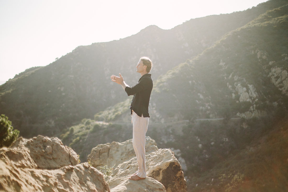 qigong-breathing-in-the-mountains